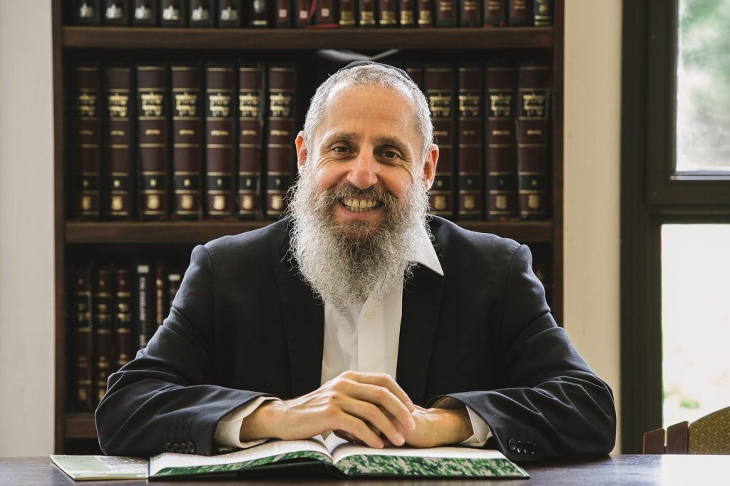 רב לפני ספר פתוח - נהוג לומר דברי תורה בהספד ובמפגש הסעודה